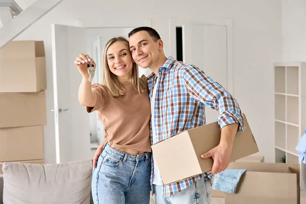 Pareja feliz después de comprar un departamento en Entrega Inmediata