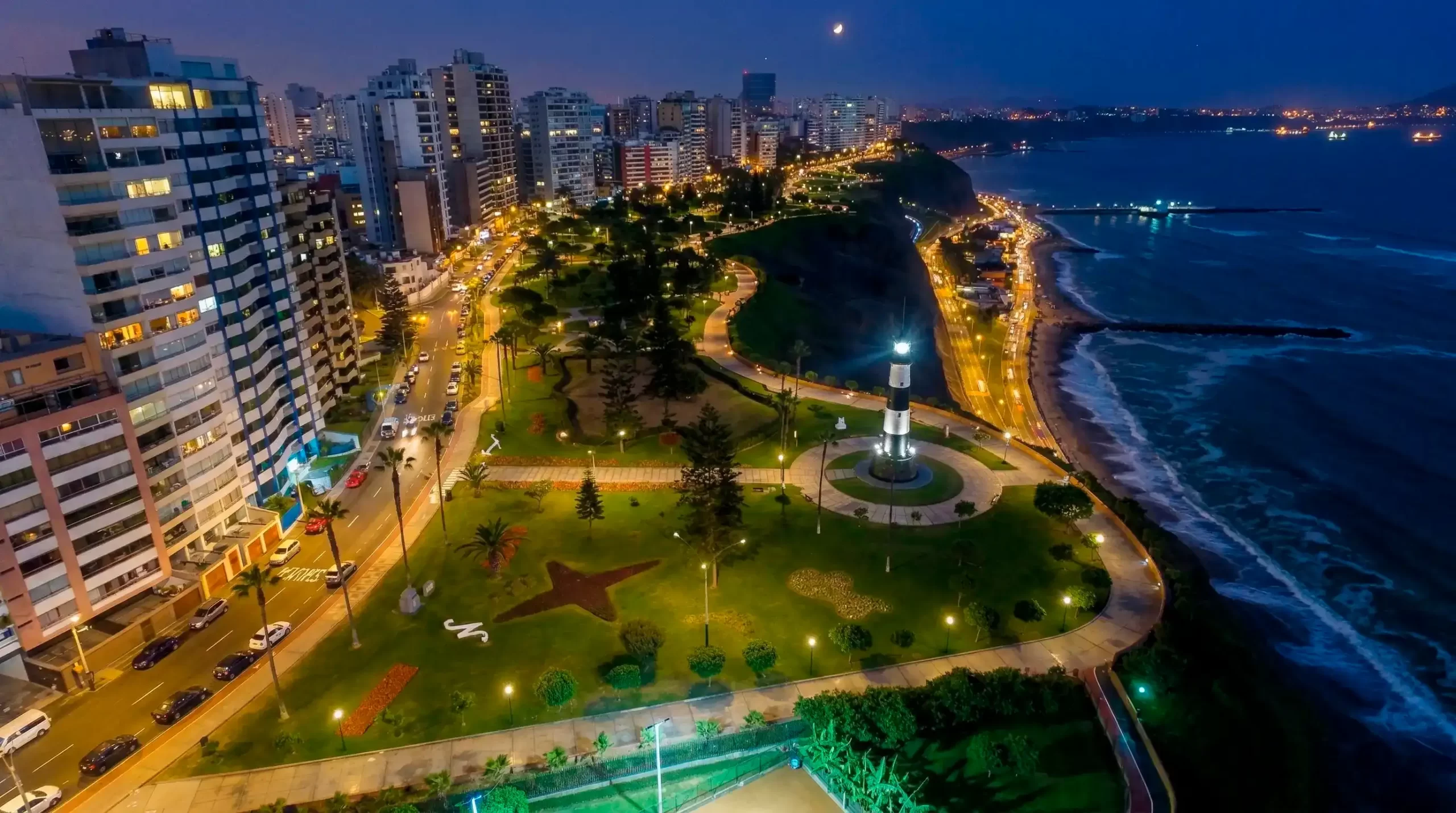 Vista nocturna de miraflores<br />
Departamentos frente al mar miraflores
